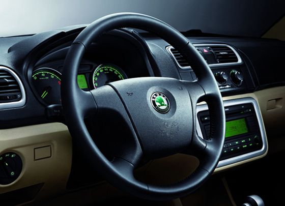 汽車(chē)方向盤(pán)膠水怎么選？選用聚力牌膠水專(zhuān)業(yè)技術(shù)指導(dǎo)解決難題