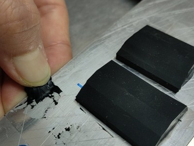 金屬與橡膠用什么膠水？聚力快干膠解決轉(zhuǎn)運設(shè)備粘接難題